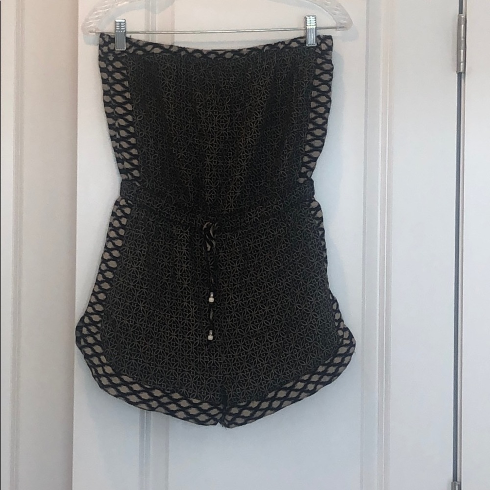 Strapless patterned romper